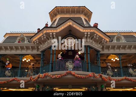 Chessy, Francia - 10 ottobre 2020: Topolino e Minnie dicono Arrivederci in stagione Halloween a Disneyland Parigi prima di un'altra chiusura a causa del coronavi Foto Stock