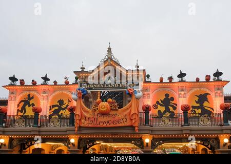 Chessy, Francia - 10 ottobre 2020: Stagione Halloween a Disneyland Parigi prima di un'altra chiusura a causa della crisi del coronavirus. Foto Stock