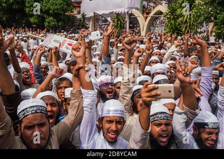 Dhaka, Dhaka, Bangladesh. 2 Nov 2020. Hefazat-e- Islam gli attivisti del Bangladesh gridano slogan durante la partecipazione ad una manifestazione anti-Francia e di marciare verso e assedio laicale all'ambasciata francese a Dhaka, Bangladesh, il 02 novembre 2020. Credit: Zabed Hasnain Chowdhury/ZUMA Wire/Alamy Live News Foto Stock