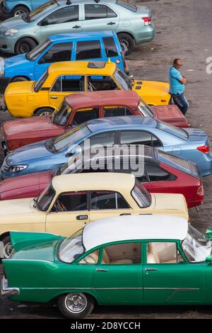 Cuba, l'Avana, Taxi in Plaza 13 de Marzo Foto Stock