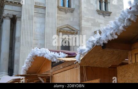 Decorazioni per il mercatino di Natale in Piazza della Basilica di Santo Stefano a Budapest Foto Stock