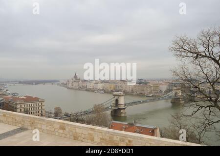 BUDAPEST, UNGHERIA - 29 DICEMBRE 2017: Parlamento ungherese edificio del castello di Buda a Budapest il 29 dicembre 2017. Foto Stock