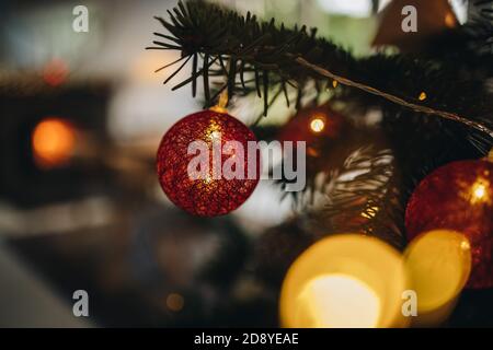 Albero di Natale decorato con luci rosse. Primo piano di albero di Natale splendidamente decorato. Foto Stock