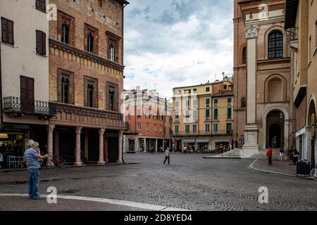 Mantova, Italia. 30 agosto 2020. Veduta di Piazza delle Erbe e del lato della Basilica di San Andrea a Mantova, Lombardia, Italia Credit: Agenzia fotografica indipendente/Alamy Live News Foto Stock