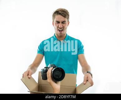 Ragazzo sorpreso di ricevere una macchina fotografica come regalo Foto Stock