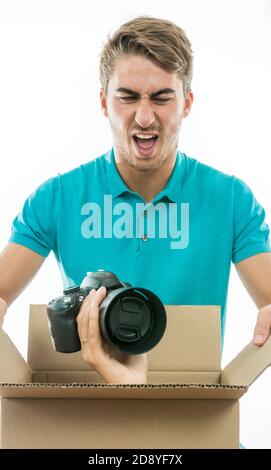 Ragazzo sorpreso di ricevere una macchina fotografica come regalo Foto Stock