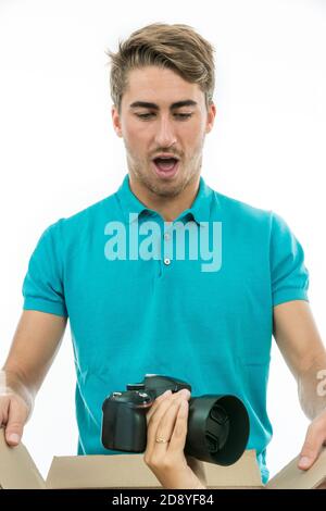 Ragazzo sorpreso di ricevere una macchina fotografica come regalo Foto Stock