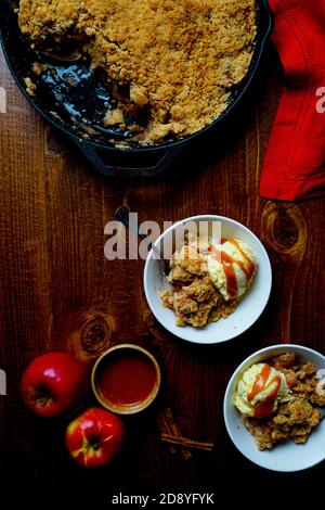 Croccante di mela in una padella di ghisa Foto Stock