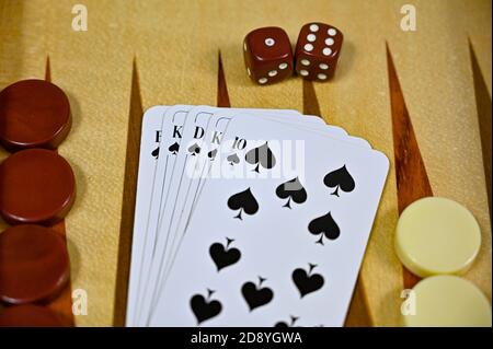 backgammon tavolo con carte pezzi di gioco e dadi Foto Stock