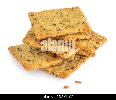 Cracker di cereali isolati su sfondo bianco. Pane croccante con semi di sesamo e lino, primo piano Foto Stock