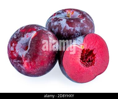 Frutti di prugne isolati su sfondo bianco. Intero e mezzo di prugne azzurre Macro Foto Stock