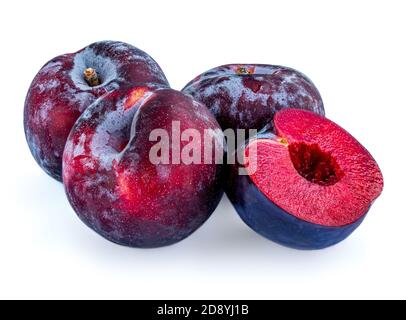 Frutti di prugne isolati su sfondo bianco. Intero e mezzo di prugne azzurre Macro Foto Stock
