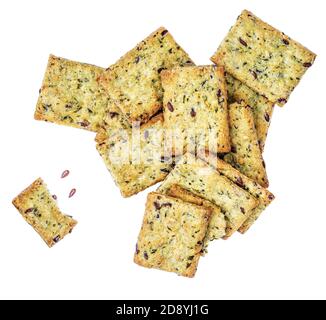 Cracker di cereali isolati su sfondo bianco. Pane croccante con semi di sesamo e lino, vista dall'alto macro Foto Stock