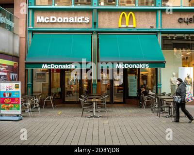 Strasburgo, Francia - ottobre 2020: Pochi pedoni persone che camminano prima della chiusura nazionale del Covid-19 ottobre nel centro di Strasburgo con il McDonalds cafe in background Foto Stock