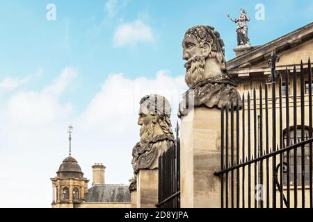 l'imperatore dirige la scultura all'edificio del Teatro Sheldonian di Oxford Foto Stock