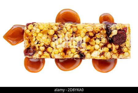 Barretta di granola con noci arrostite e caramello isolato su fondo bianco. Barra muesli vista dall'alto Foto Stock