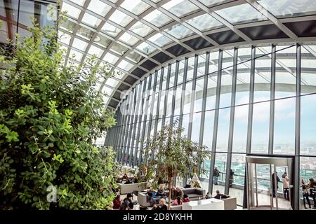 Interni moderni con piante verdi allo Sky Garden di Londra Foto Stock