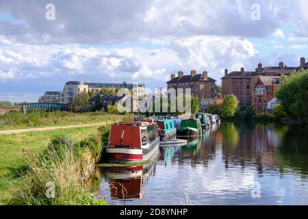 Europa, Regno Unito, Inghilterra, Londra, canale strette case barche sul fiume Lea in Hackney e appartamenti privati residenziali blocchi Foto Stock