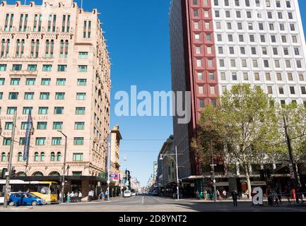 Shopping e traffico all'angolo tra King William Street e Hindley Street, di fronte al Rundle Mall, Adelaide, SA, South Australia Foto Stock