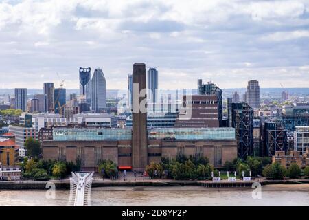 Regno Unito, Londra. Southwark, sulla riva sud del Tamigi, mostra la galleria Tate Modern Strata SE1, e le torri residenziali a Elephant & Castle Foto Stock