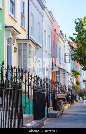 Regno Unito, Londra, Chelsea, Bywater Street. Un'attraente strada del centro di Londra con case cittadine dipinte di colori luminosi Foto Stock