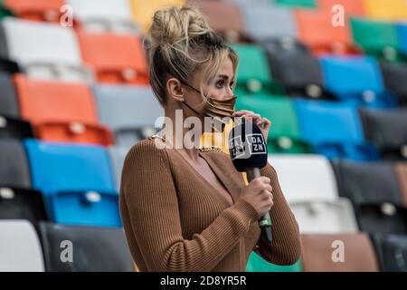 Udine, Italia. udine, 2020 Italy, Dacia Arena Friuli Stadium, 01 Nov 2020, Diletta Leotta (commentatore di campo DAZN) durante Udinese vs Milano - Calcio italiano Serie A match - Credit: LM/Alessio Marini Credit: Alessio Marini/LPS/ZUMA Wire/Alamy Live News Foto Stock