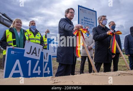 Wittenberge, Germania. 16 Ott 2020. Andreas Scheuer (CSU), Ministro federale dei trasporti, costruzione del nuovo ponte dell'Elba che collega gli stati federali della Germania e l'Elba nella sezione Seehausen-Nord e Wittenberge della futura autostrada A14. La cosiddetta estensione settentrionale dell'A14 è stata progettata e costruita per anni. La nuova tratta lunga 155 chilometri collegherà la A14 esistente da Magdeburgo a Schwerin e al Mar Baltico. Credit: Jens Büttner/dpa-Zentralbild/ZB/dpa/Alamy Live News Foto Stock