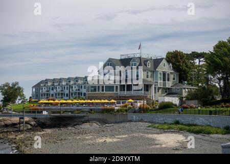 Bar Harbour Inn Building Exterior con ombrelloni gialli sul patio esterno, Bar Harbor Maine Stati Uniti Foto Stock