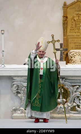 Brescia, Italia, 8 novembre, il Papa Benedetto XVI saluta e benedice i fedeli presenti, dopo aver celebrato la Messa e l'Angelus in Piazza Paolo VI, novembre Foto Stock