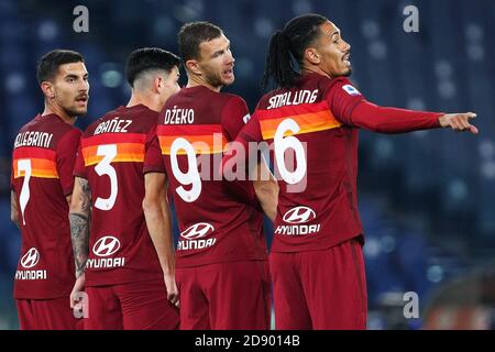 Lorenzo Pellegrini (L), Roger Ibanez, Edin Dzeko e Chris Smalling di Roma durante il calcio di punizione fiorentina durante il campionato italiano Serie A Foot C. Foto Stock