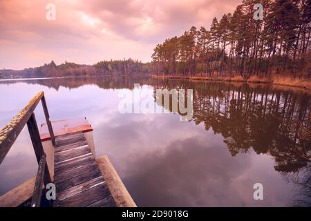 Tramonto sul lago. Alberi sulla riva del lago. Lago sereno di sera. Paesaggio naturale Foto Stock