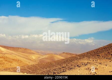 Deserto montuoso con cielo nuvoloso. Deserto della Giudea in Israele Foto Stock