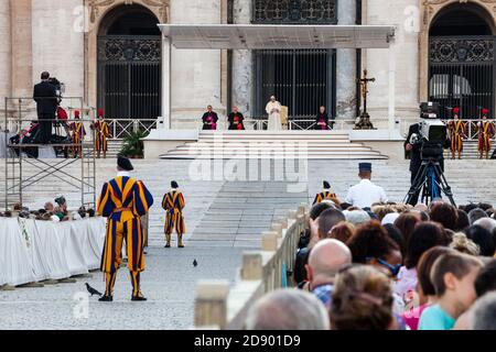 Roma, Italia. 14 giugno 2015: Papa Francesco in Piazza San Pietro in Vaticano. Congresso ecclesiale della Diocesi di Roma. Migliaia di fedeli gat Foto Stock