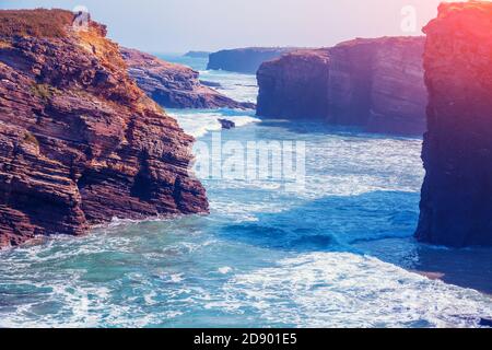 Stagcape in una giornata di sole. Rocce nell'oceano. Spiaggia Playa de Las Catedrales a Ribadeo, Galizia, Spagna, Europa Foto Stock