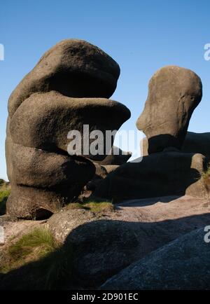Formazioni rocciose scultoree al Wool Pack di Kinder Scout Nel Derbshire Peak Disrtict UK Foto Stock