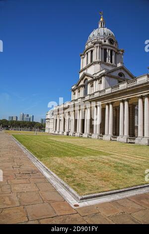 Grande architettura al campus della Greenwich University - il Seaman di Christopher Wren Ospedale guardando verso Canary Wharf Foto Stock