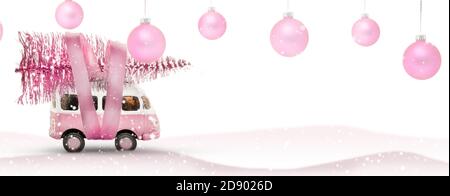 L'autobus giocattolo trasporta un albero di Natale dalla foresta. Colori rosa e bianco, vacanza invernale umore nuovo anno, Copy space Panoramic, , è nevicante Foto Stock