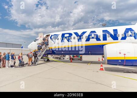 Provenza, Francia - 10.10.19: Aereo Ryanair all'aeroporto. Il capitano pilota saluti. Boeing 737-800. Compagnia aerea Ryanair. Compagnia aerea low cost. Foto Stock