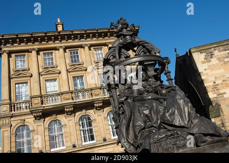 Statua in bronzo della Regina Vittoria, scolpita da Alfred Gilbert, a Newcastle upon Tyne, Inghilterra nord-orientale. Foto Stock