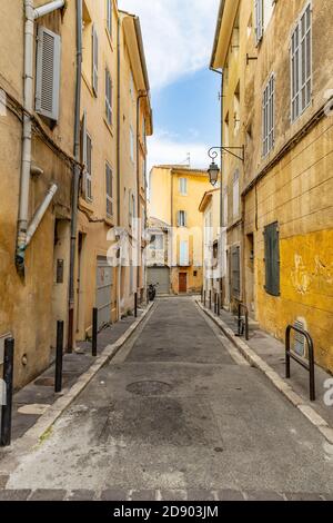 Guardando attraverso il piccolo villaggio francese corsia. Strada medievale in Francia Foto Stock