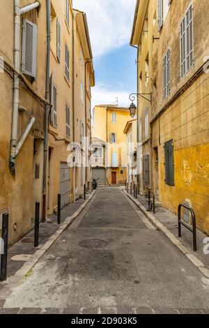 Guardando attraverso il piccolo villaggio francese corsia. Strada medievale in Francia Foto Stock
