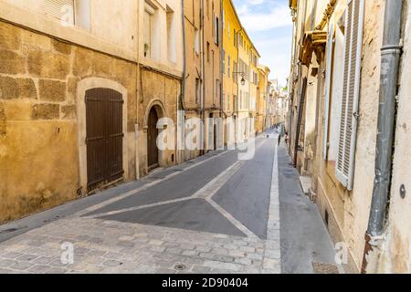 Guardando attraverso il piccolo villaggio francese corsia. Strada medievale in Francia Foto Stock