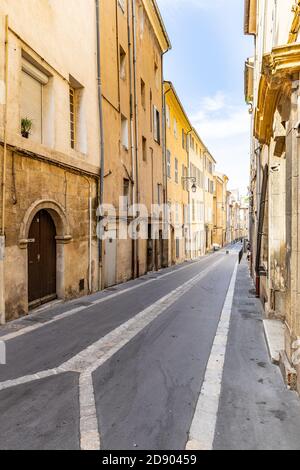 Guardando attraverso il piccolo villaggio francese corsia. Strada medievale in Francia Foto Stock