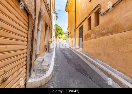 Guardando attraverso il piccolo villaggio francese corsia. Strada medievale in Francia Foto Stock
