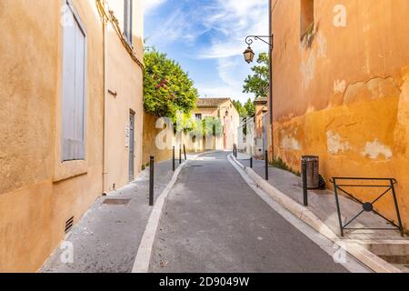 Guardando attraverso il piccolo villaggio francese corsia. Strada medievale in Francia Foto Stock