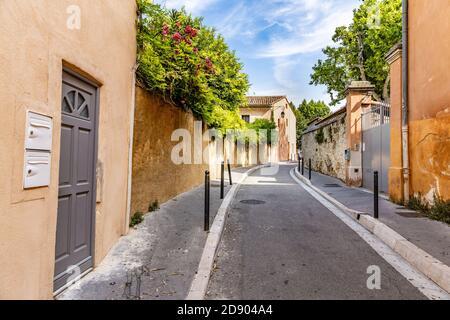 Guardando attraverso il piccolo villaggio francese corsia. Strada medievale in Francia Foto Stock