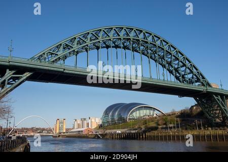 Il ponte Tyne che attraversa il fiume Tyne, che collega Newcastle upon Tyne e Gateshead nel nord-est dell'Inghilterra. Foto Stock