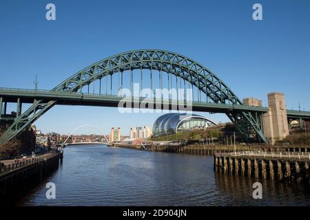 Il ponte Tyne che attraversa il fiume Tyne, che collega Newcastle upon Tyne e Gateshead nel nord-est dell'Inghilterra. Foto Stock