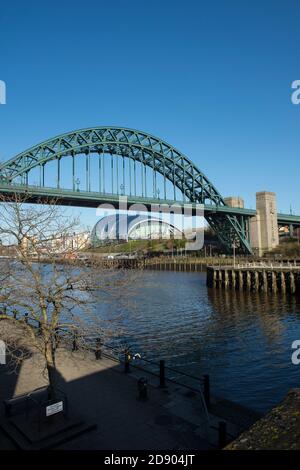 Il ponte Tyne che attraversa il fiume Tyne, che collega Newcastle upon Tyne e Gateshead nel nord-est dell'Inghilterra. Foto Stock