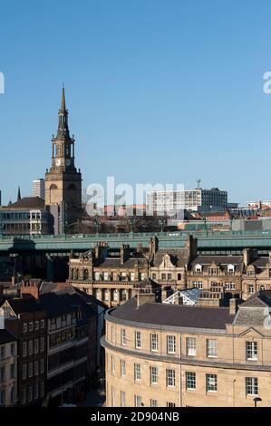 Il ponte Tyne che attraversa il fiume Tyne, che collega Newcastle upon Tyne e Gateshead nel nord-est dell'Inghilterra. Foto Stock